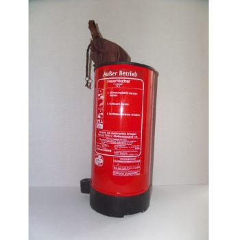 
Schirmständer

Ausgemusterter Feuerlöscher (verschiedene Fabrikate möglich) umgebaut zum „Schirmständer“. Im oberen Bereich ist der Feuerlöscher geöffnet.
Höhe ca. 45 cm, Durchmesser ca. 18,5 cm. 
Im Bodenbereich ist eine Plexiplatte eingearbeitet.
