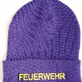
Strickmütze in Lila mit Aufschrift Feuerwehr